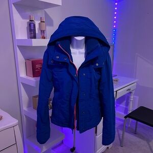 Hollister jacket in perfect condition use couple times.